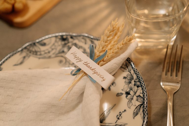 5 Elegant Friendsgiving Decorating Ideas
