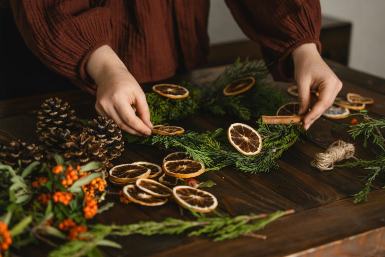 25 Gorgeous Winter Centerpieces to Make Your Table look Expensive